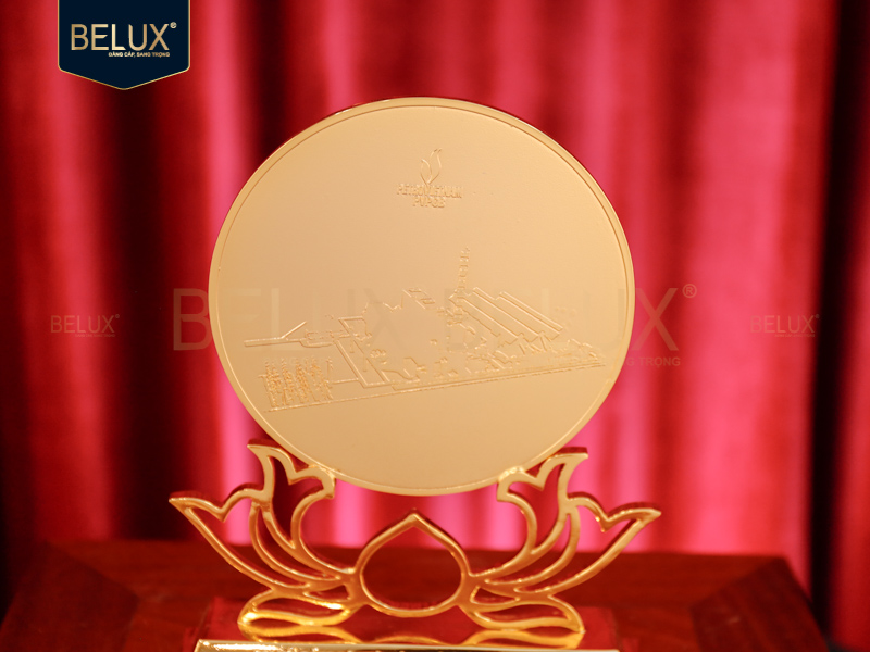 Lô Biểu trưng đế sen PETROVIETNAM cao 32cm bằng đồng mạ vàng 24k thiết kế theo yêu cầu